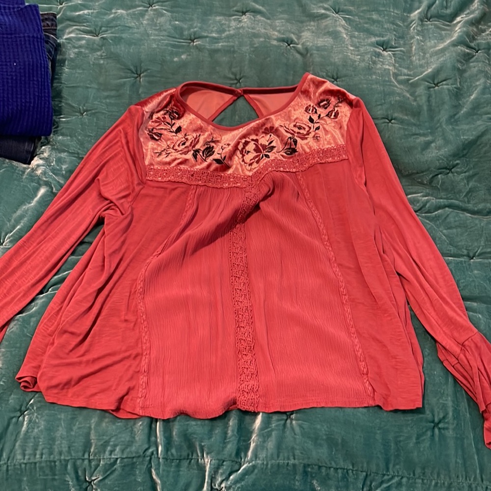 2xl Top - Picture 2 of 3